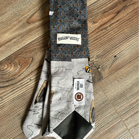 LOONEY TUNES Toronto Maple Leafs Tie - Picture 2 of 4